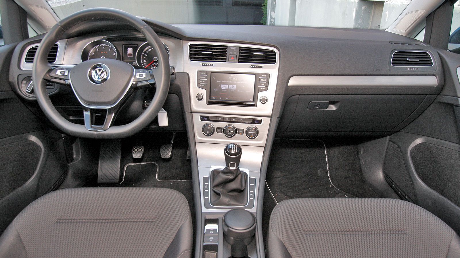 Αισθητικά το Volkswagen χρειάζεται μια ανανέωση, η οποία είναι εξάλλου καθΆοδόν. Στο εσωτερικό η εικόνα του δεν είναι καλύτερη από του Ateca, προβάλλο