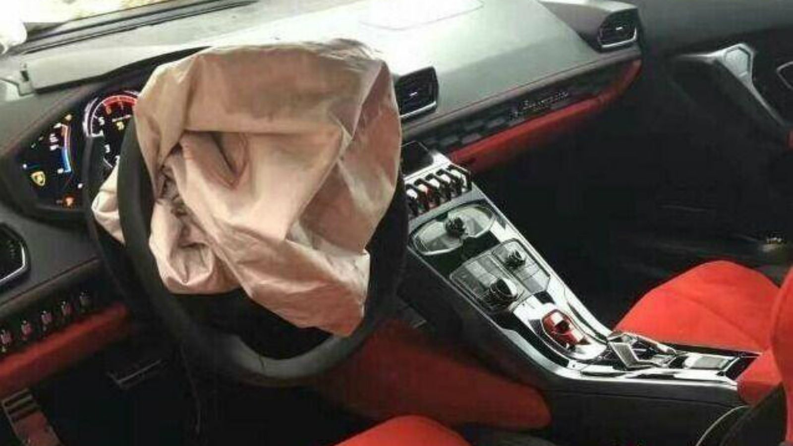 Η σύγκρουση ήταν αρκετά σφοδρή ώστε να ανοίξουν και οι αερόσακοι.