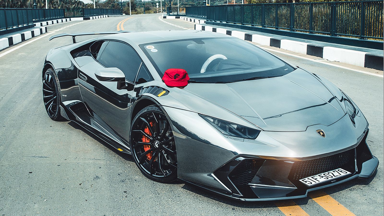 Στο εμπρός μέρος βλέπουμε, μεταξύ άλλων, νέο spoiler και πλαϊνούς αεραγωγούς.