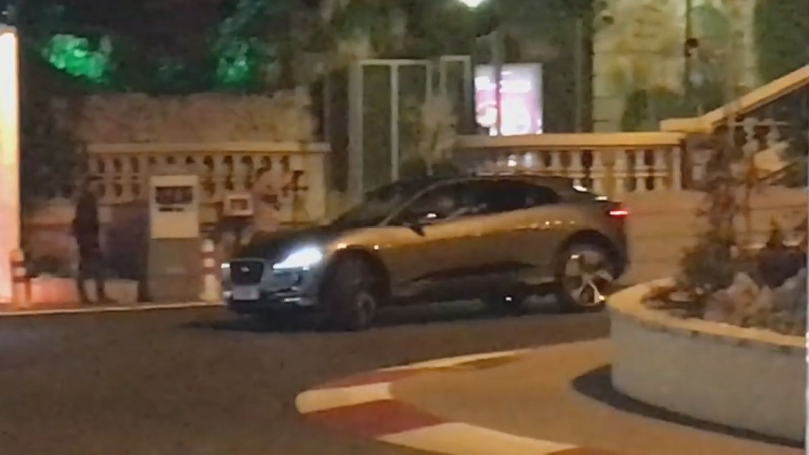 Ο σχεδιασμός του I-Pace παραγωγής είναι πάρα πολύ κοντά σε αυτόν του πρωτότυπου που παρουσιάστηκε πριν ένα χρόνο στο Λος `Αντζελες.