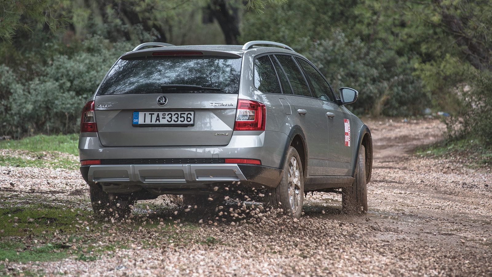 Χάρη στα 171 χλστ. από το έδαφος και την εξαιρετική τετρακίνηση, η Skoda Octavia Scout προσφέρει απλόχερα τα crossover χαρακτηριστικά της.	