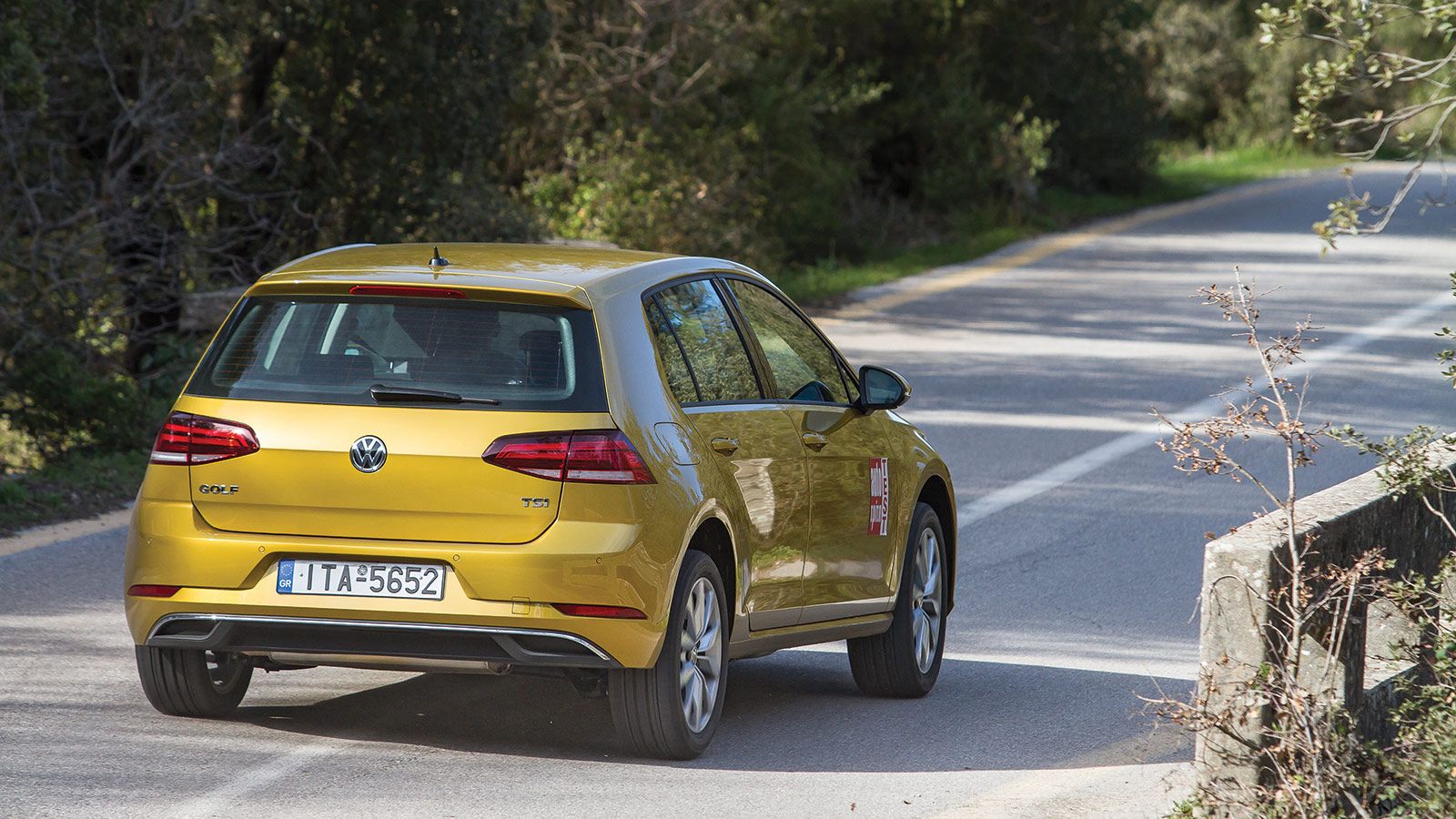 Διαβάστε ολόκληρη την αναλυτική Πρώτη Δοκιμή του ανανεωμένου VW Golf στις ποιοτικές και με πλούσια ύλη σελίδες του νέου τεύχους του περιοδικού AutoΤρί