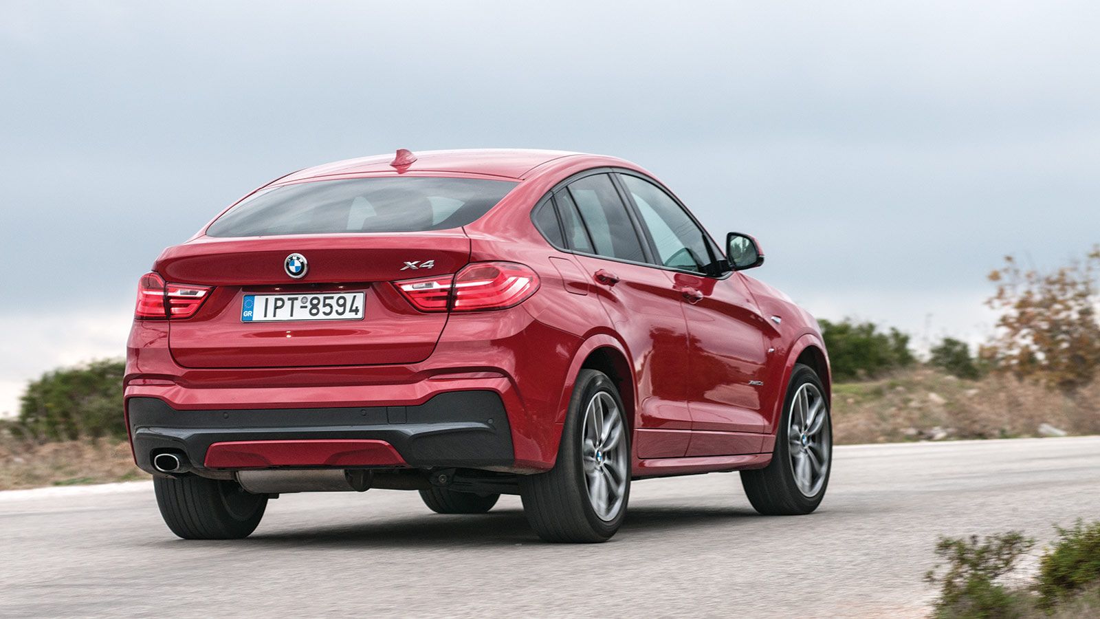 Στις στροφές η BMW X4 δεν θα αντιμετωπίσει το παραμικρό πρόβλημα, έχοντας αρωγούς το άμεσο κι επικοινωνιακό τιμόνι αλλά και το σύστημα 4κινησης xDrive