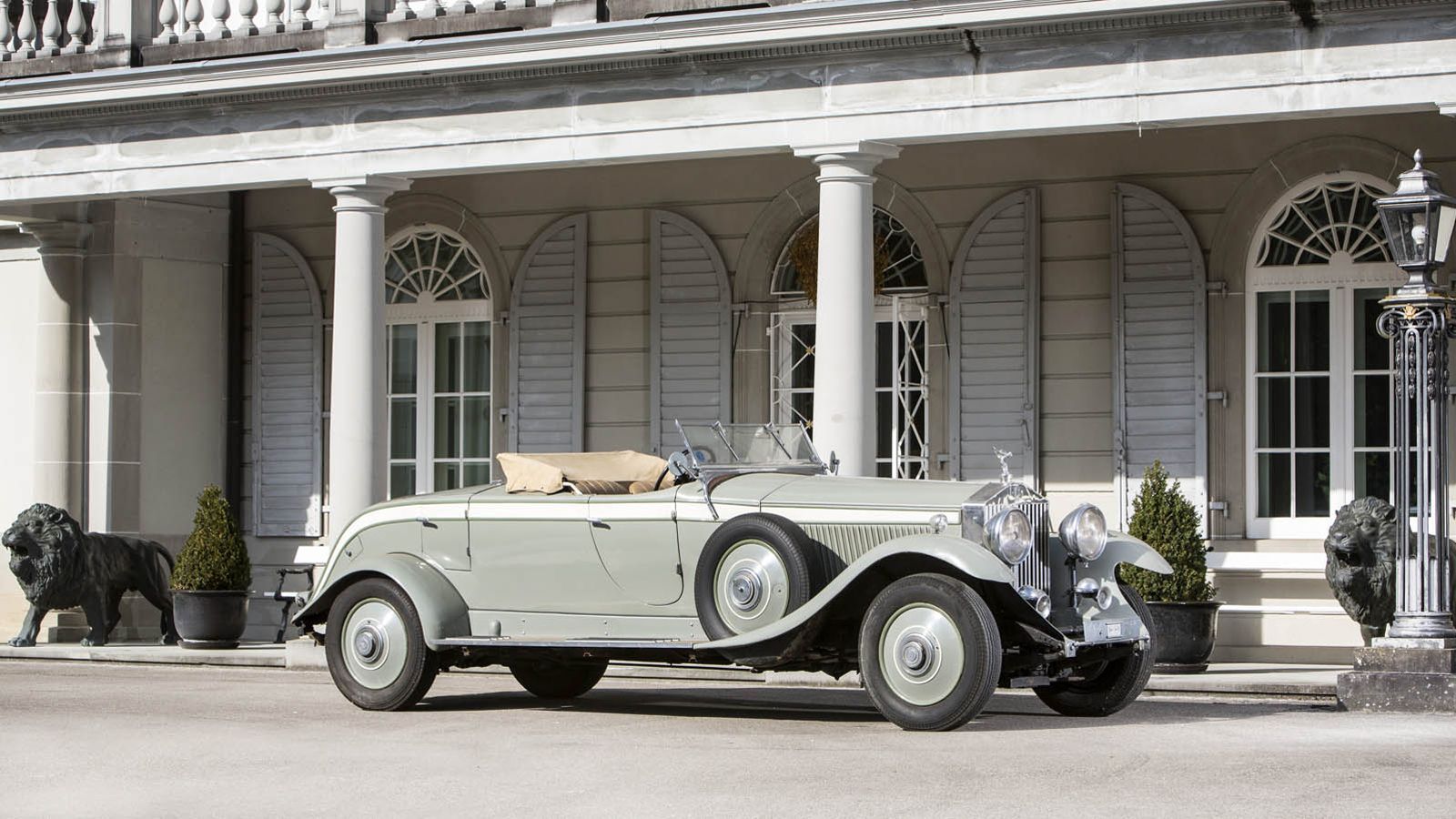 Υπάρχει μία Rolls-Royce Silver Ghost Double Phaeton του 1921, αλλά και μία Phantom II του 1934.
