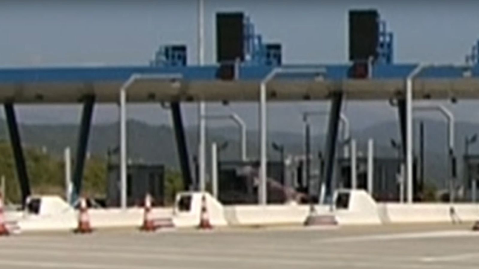 Μπορεί από συνήθεια, μπορεί από επιλογή, γεγονός είναι ότι ο παραβάτης πέρασε αφρενάριστος από τα διόδια, σπάζοντας την μπαριέρα.