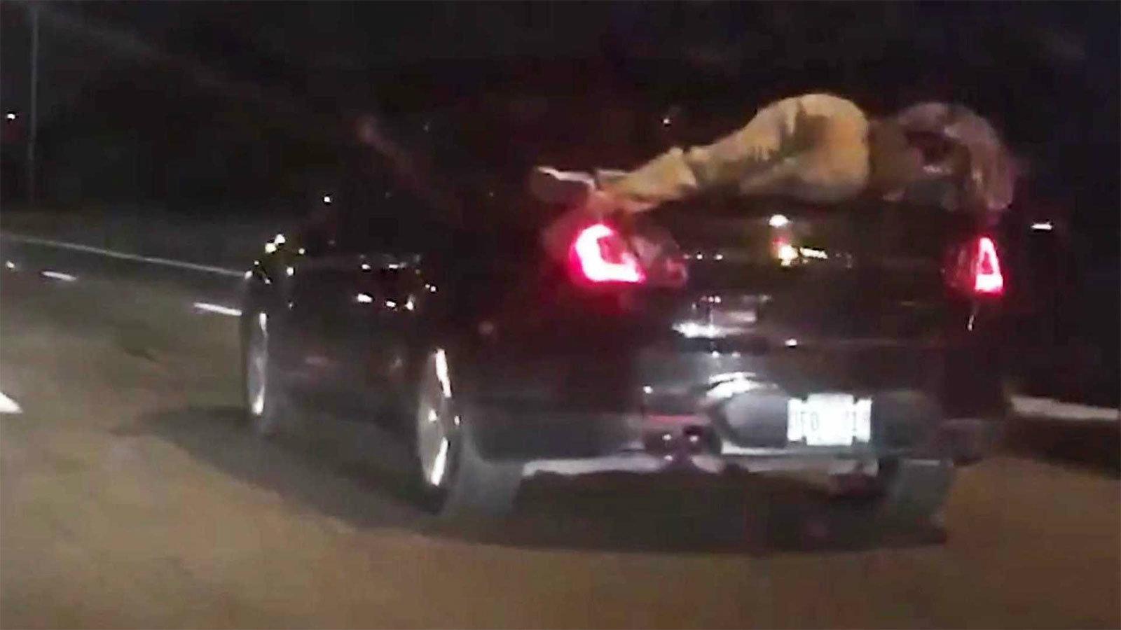 Ήταν στο πορτμπαγκάζ για πάνω από 22 χλμ.