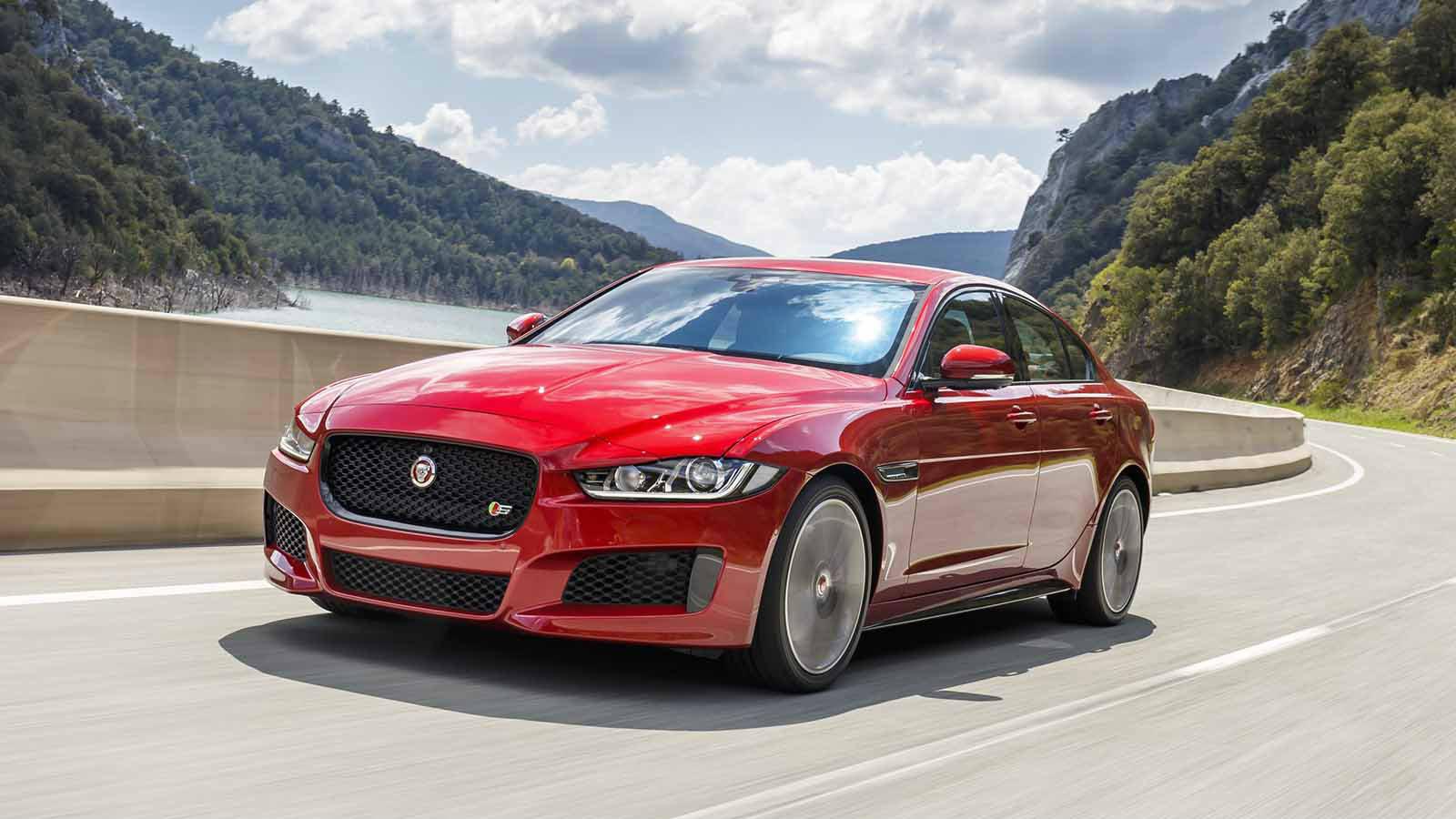 Και τα τρία αυτά μοντέλα της Jaguar θα επωφεληθούν επίσης από συστήματα ασφάλειας όπως Forward Vehicle Guidance και Forward Traffic Detection.
