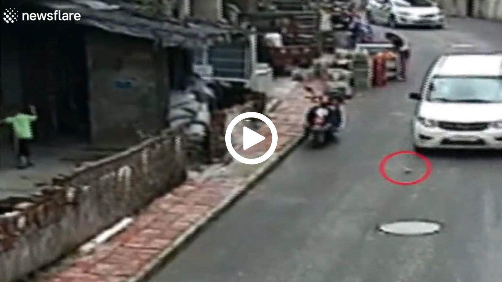 Αυτοκίνητο τραυματίζει παιδί από σπόντα