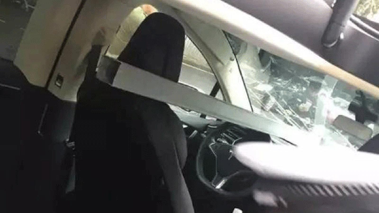 Κανείς δεν τραυματίστηκε, παρόλο που ένα μεγάλο κομμάτι μετάλλου εισχώρησε βίαια στο μπροστινό παρμπρίζ κατά την πρόσκρουση.