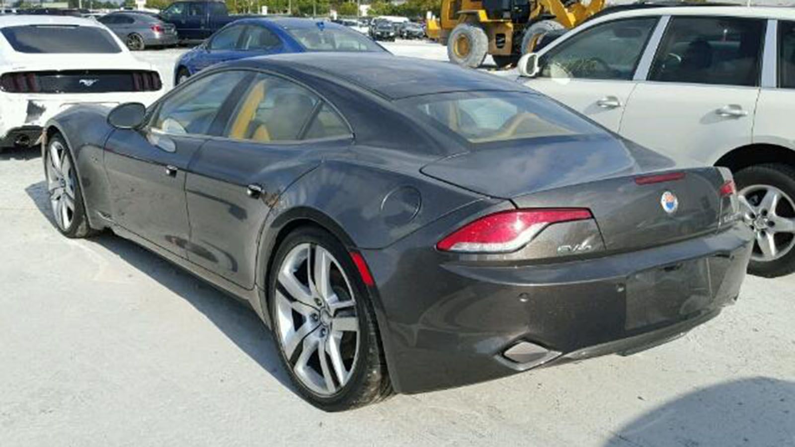 Το αυτοκίνητο στις φωτογραφίες είναι ένα Fisker Karma του 2012 που σύμφωνα με πληροφορίες υπέστη ζημιά σε μια πλημμύρα.