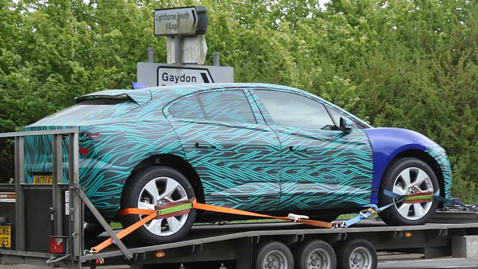 Για την κίνηση του μοντέλου φροντίζουν δύο ηλεκτροκινητήρες συνολικής απόδοσης 400 ίππων και 700 Nm ροπής.