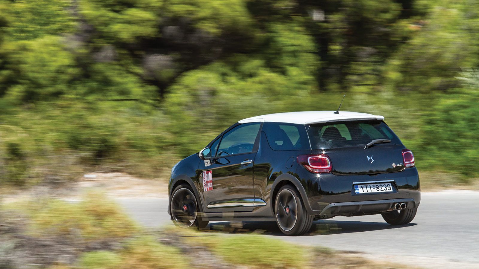 Το «καυτό» GTi τα καταφέρνει πολύ καλά σε καλής ποιότητας στριφτερές διαδρομές, αλλά και σε ανοιχτές καμπές, παρόλο που η αίσθηση του τιμονιού δεν προ