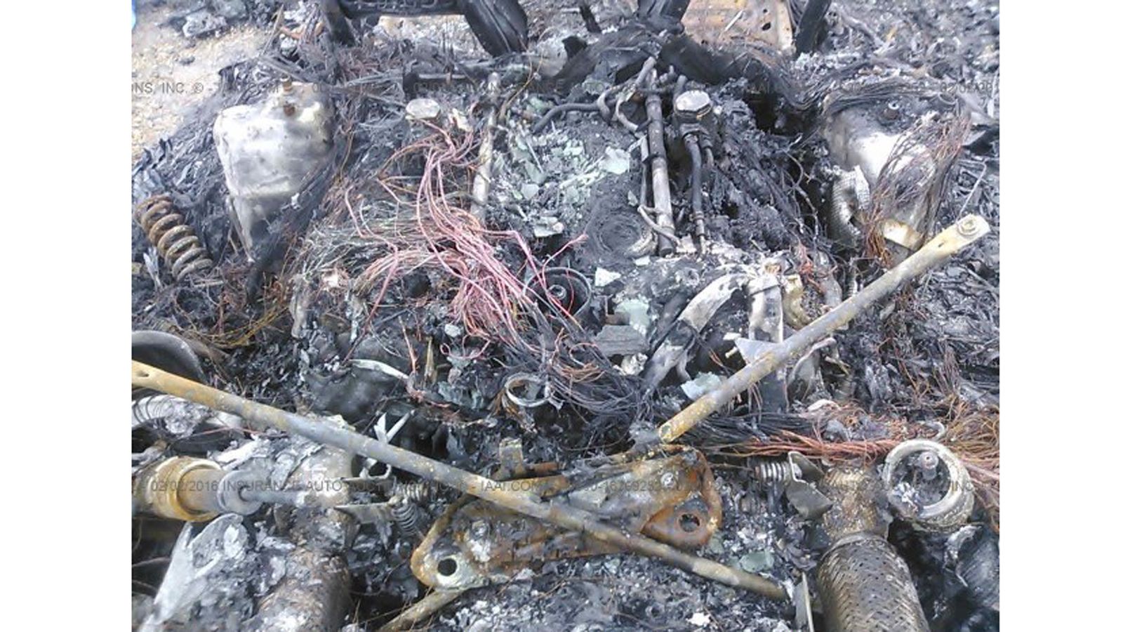 Εκεί που κάποτε βασίλευε ο παντοδύναμος κινητήρας της Lamborghini τώρα έχει μείνει μόνο στάχτη και καλώδια.