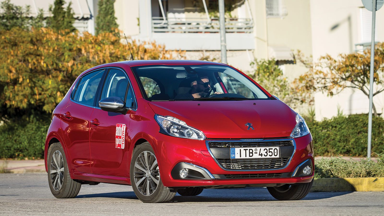 Το νέο Peugeot 208 σίγουρα δεν περνά απαρατήρητο.