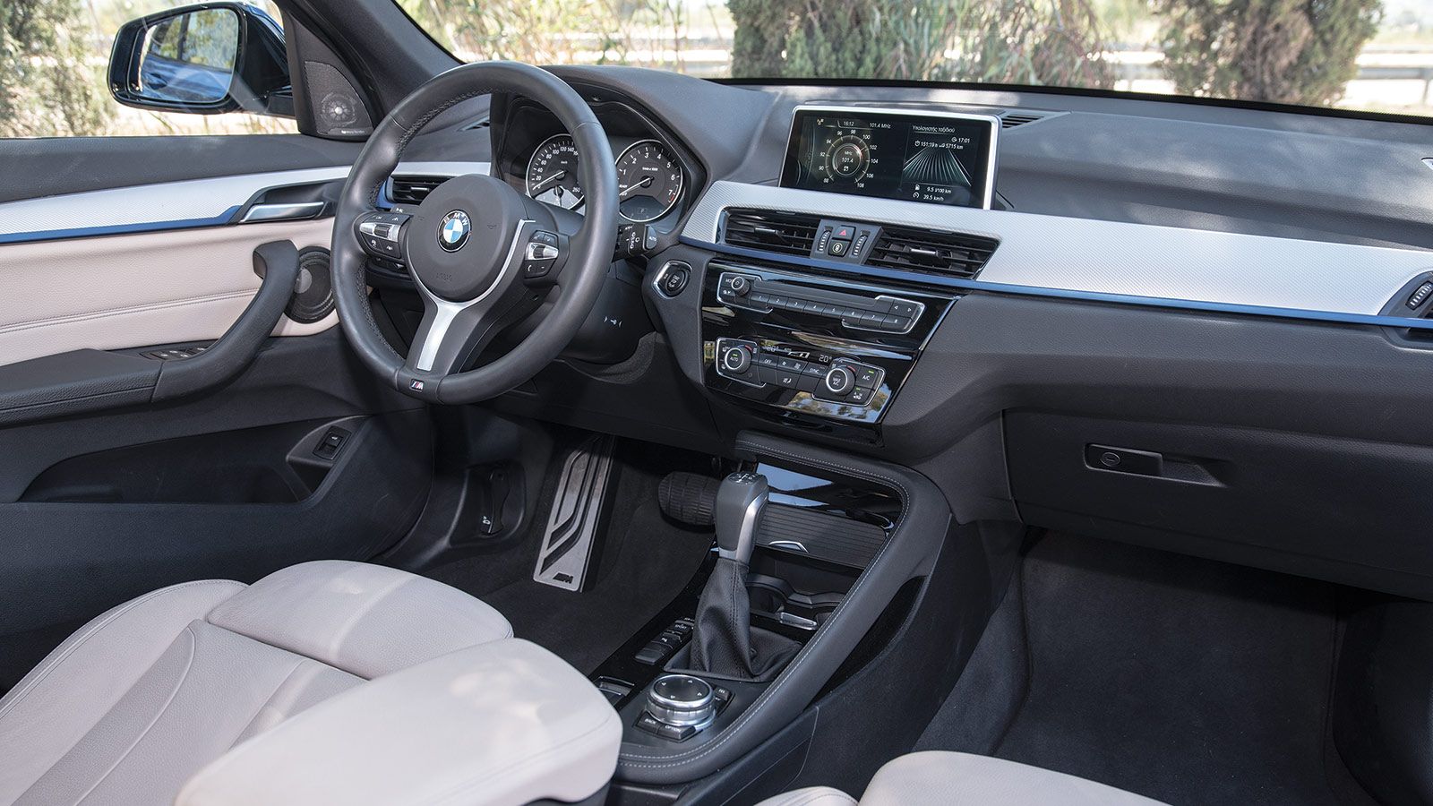 Ποιοτικά η εικόνα στο εσωτερικό της BMW X1 είναι καλύτερη στις λεπτομέρειες.
