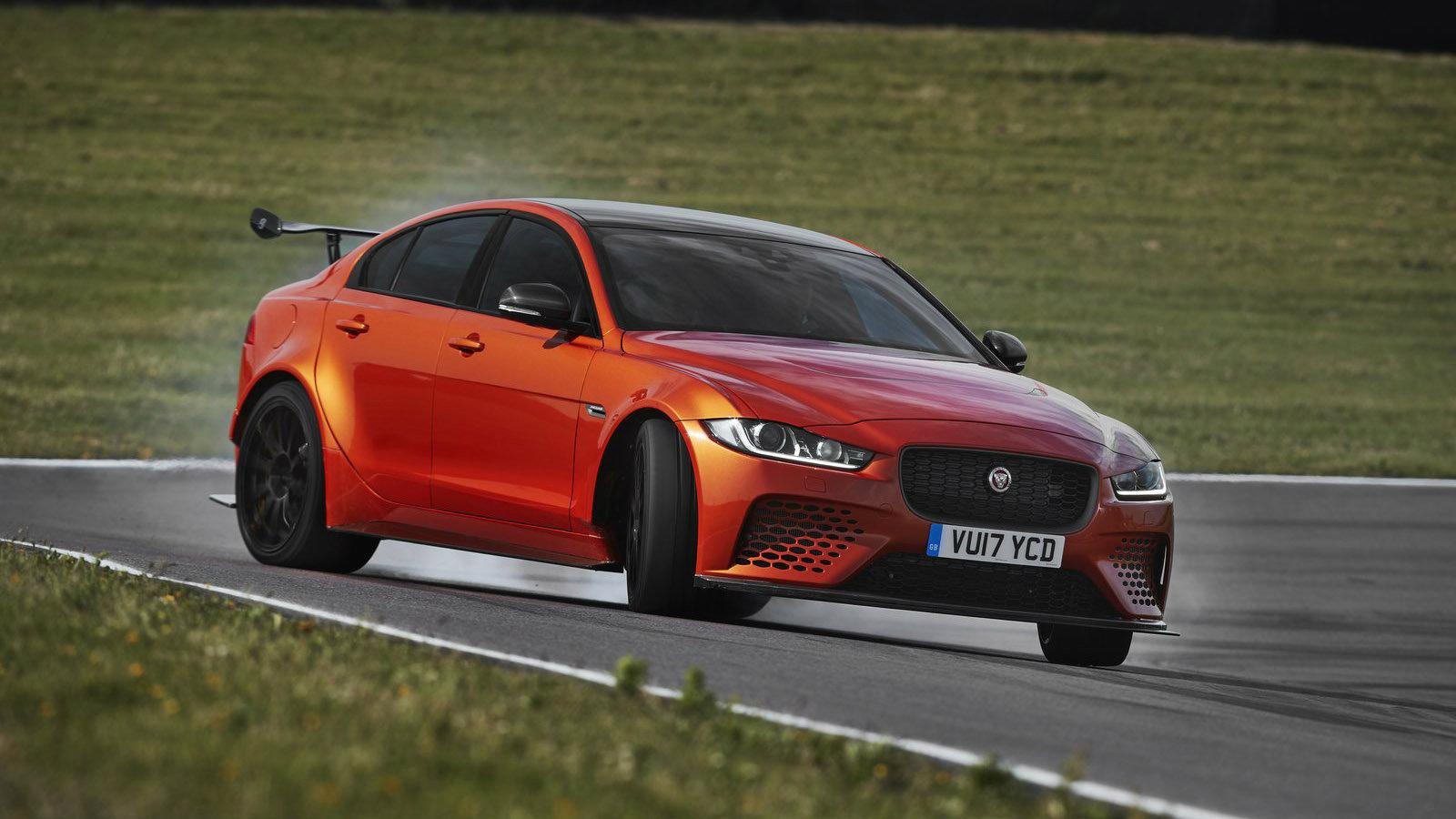 Οι μηχανικοί της Jaguar έχουν εγκαταστήσει μια ανανεωμένη ανάρτηση που μπορεί να προσαρμοστεί χειροκίνητα.