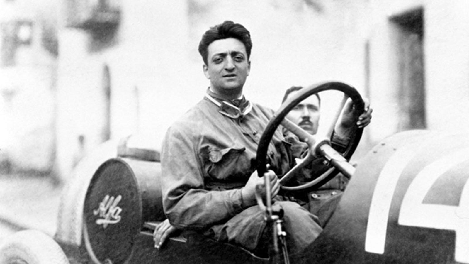 Ο Εnzo Ferrari έχει θαφτεί σε έναν κάτω από το έδαφος οικογενειακό τάφο στο μοναστήρι του San Cataldo στην Modena.
