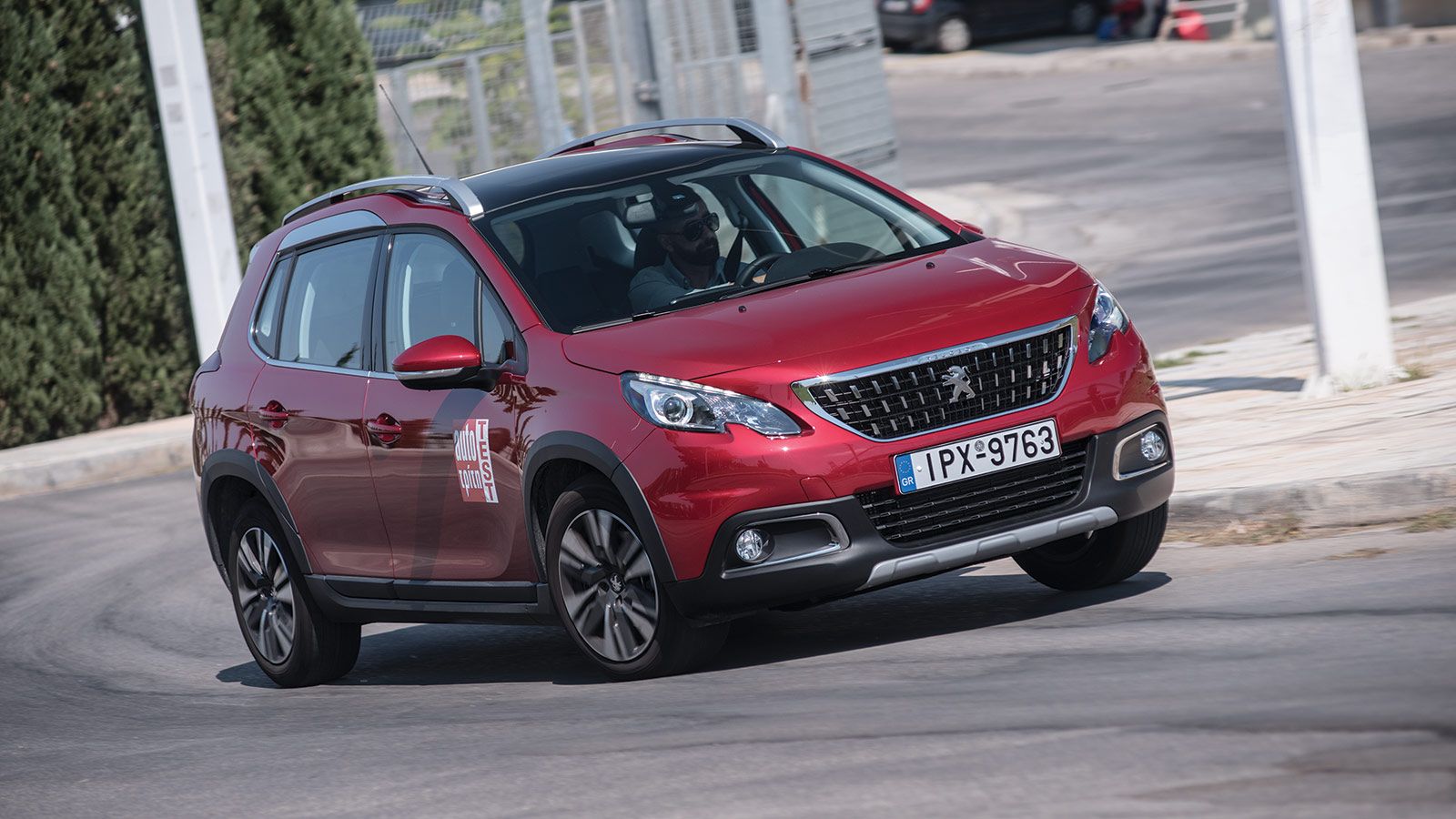 Το μοντέλο της Peugeot διακρίνεται για τον μοντέρνο και κομψό σχεδιασμό του, τόσο στο εξωτερικό του, όσο και στο εσωτερικό του.