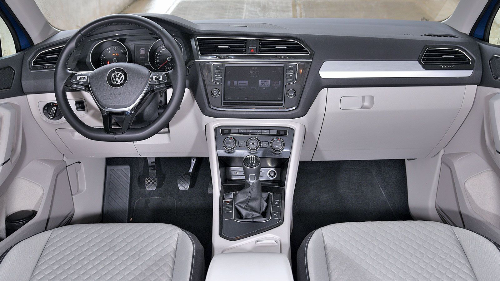 To εσωτερικό του VW Tiguan είναι άρτιο κατασκευαστικά και διαθέτει ποιοτικά υλικά στην καμπίνα του, ενώ αισθητικά χωρίς να έχει κάτι το ιδιαίτερο, ικα