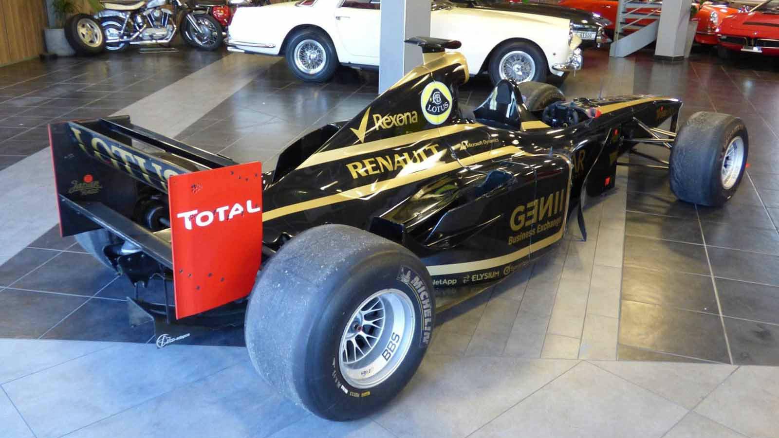 Αργότερα, η Lotus –Renault το πήρε στην κατοχή της όταν η Arrows έφυγε από την Formula 1, ξαναβάφοντας το στα δικά της χρώματα.
