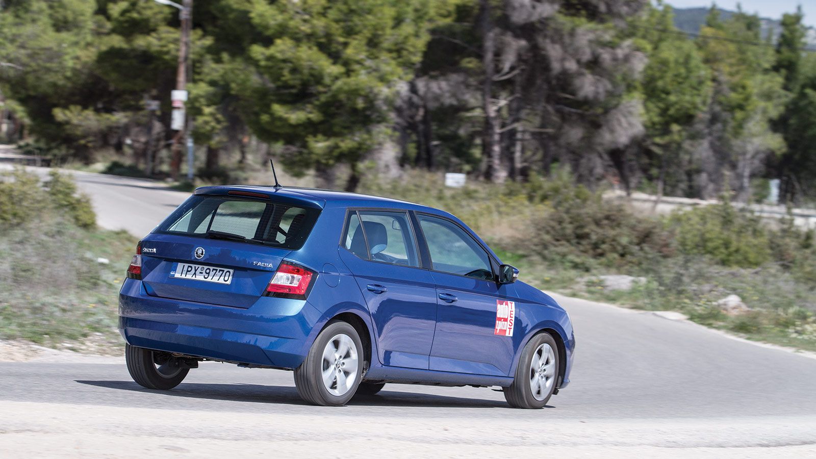 Η οδική συμπεριφορά και της βασικής Fabia είναι προσανατολισμένη προς την ευκολία χρήσης και στην άνεση, παρά στο μπριόζικο οδηγικό ταμπεραμέντο.	