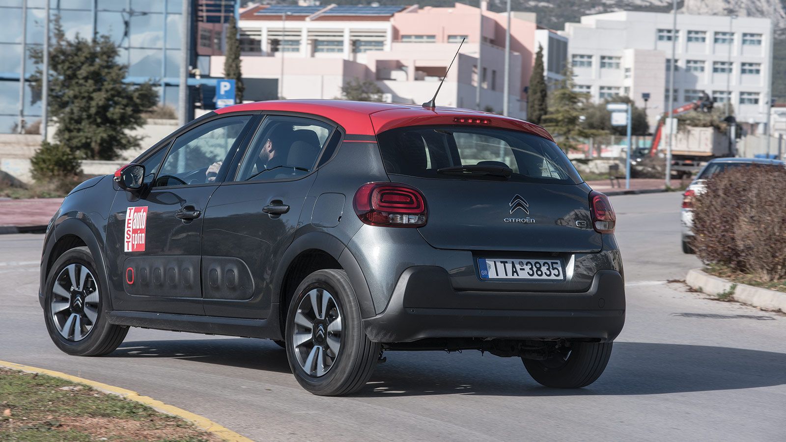 H Citroen επενδύει πολλά πλέον στην σχεδίαση. O κομψός και trendy χαρακτήρας του νέου Citroen C3 είναι έκδηλος από όπου και να κοιτάξεις το γαλλικό μι