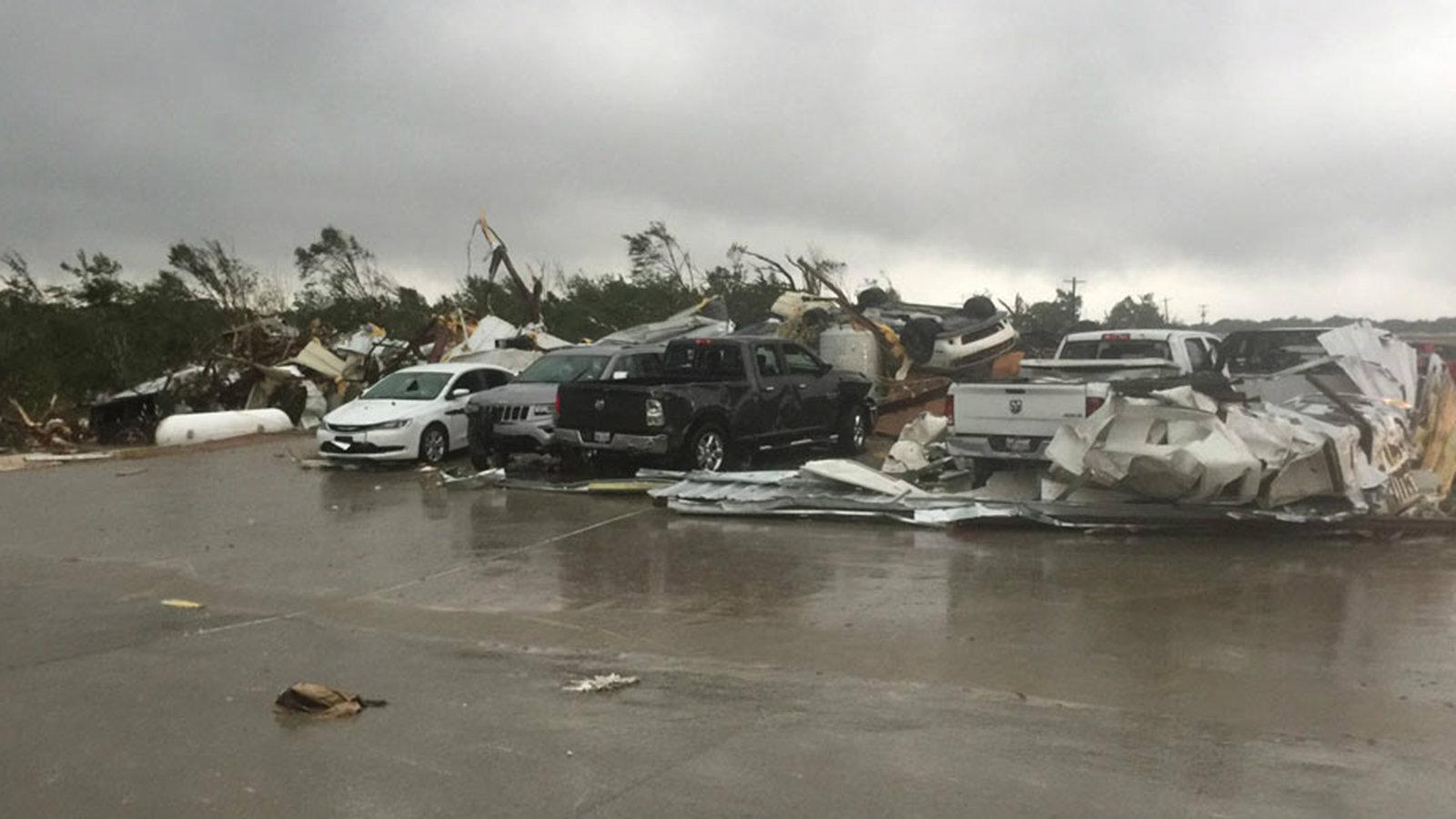 Ένας τρομερός ανεμοστρόβιλος κατέστρεψε το πέρασμα του μια τοπική αντιπροσωπεία στη πόλη Canton των ΗΠΑ αφήνοντας πίσω του κατεστραμμένα και αναποδογυ