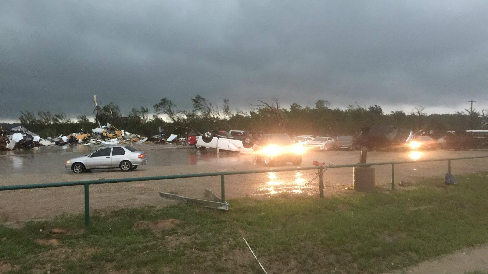 Ένας τρομερός ανεμοστρόβιλος κατέστρεψε το πέρασμα του μια τοπική αντιπροσωπεία στη πόλη Canton των ΗΠΑ αφήνοντας πίσω του κατεστραμμένα και αναποδογυ