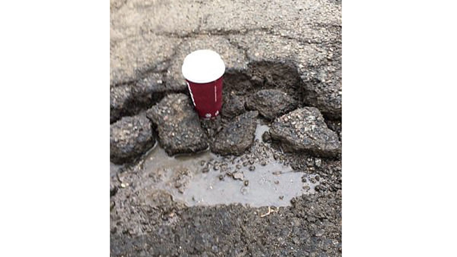 Αυτή η λακκούβα ήταν η αιτία για τη μεγαλύτερη αποζημίωση που έχει δοθεί από το Peterborough και σχετίζεται με κακοτεχνίες του δρόμου.