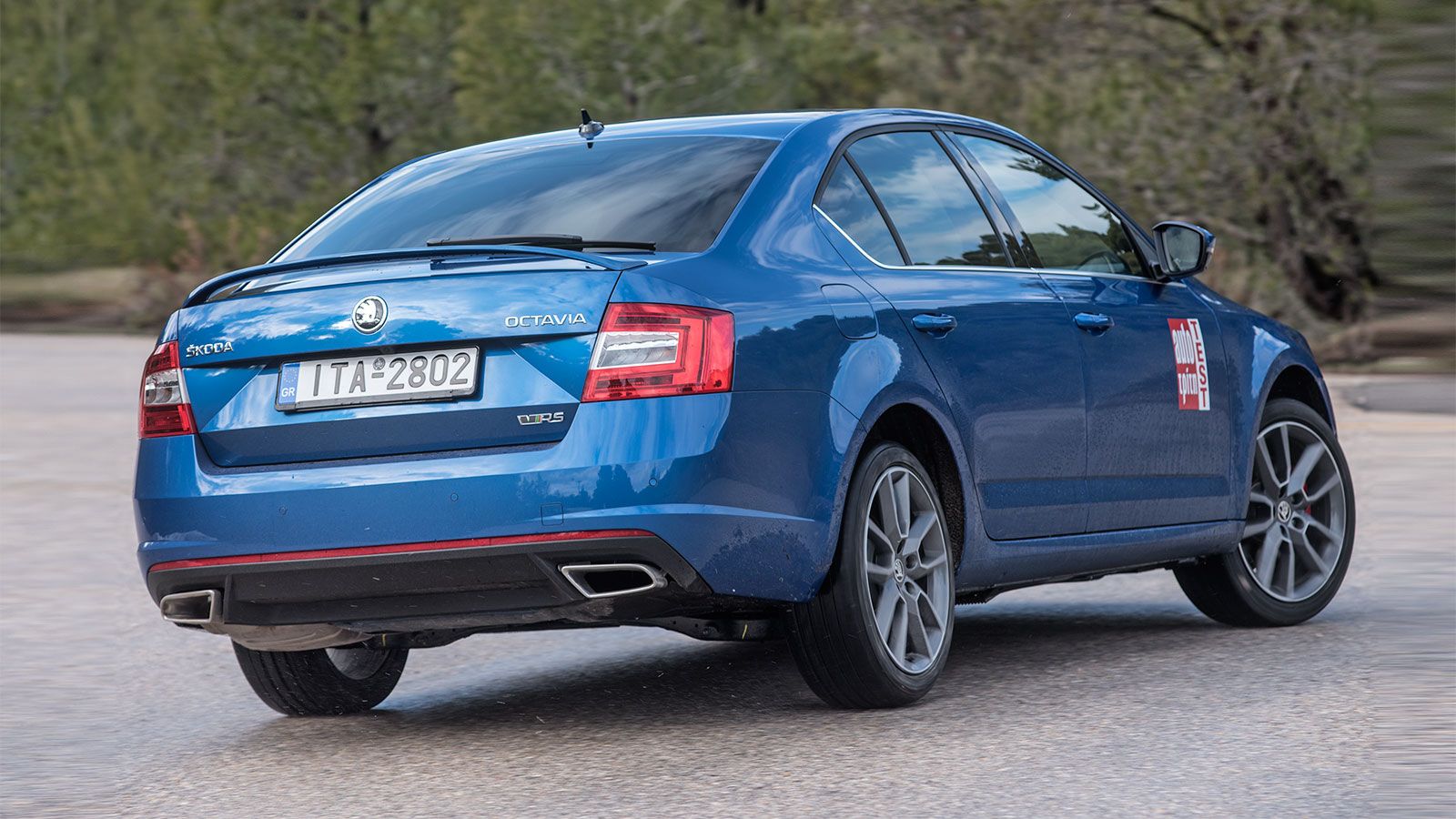 Η ανάρτηση της Octavia RS παρουσιάζει μια νευρικότητα στην απόσβεση ως σφιχτή, ωστόσο αναλογικά με τον χαρακτήρα του αυτοκινήτου είναι αποτελεσματική 