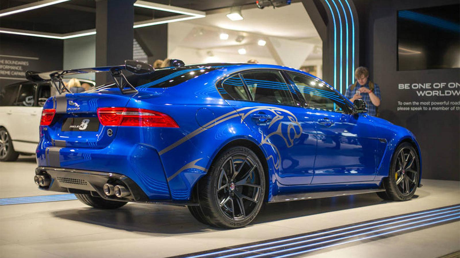 H εντυπωσιακή πίσω αεροτομή.