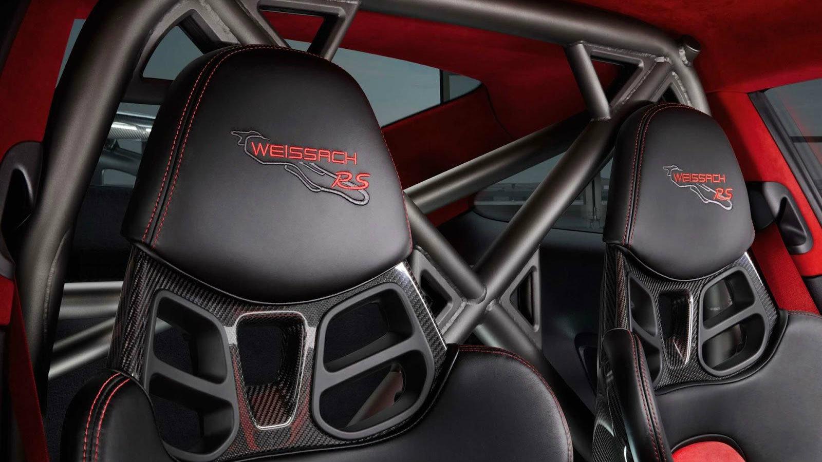 Το roll-cage βαμμένο σε μαύρο χρώμα.