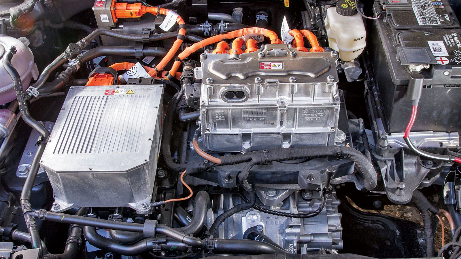 Ο ηλεκτροκινητήρας του VW e-Golf έχει πλέον 136 άλογα και προσφέρει πολύ καλές επιδόσεις. Σε οικιακή πρίζα φορτίζει πλήρως σε 17 ώρες και η πραγματική