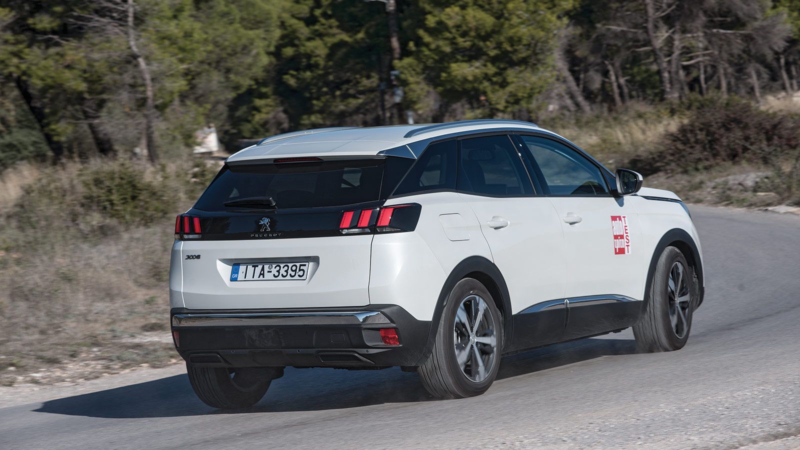 Το Peugeot 3008 στρίβει γέρνοντας λογικά και κρατώντας δυναμικά.