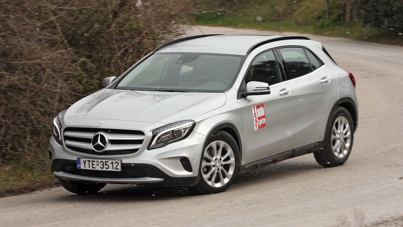 Η GLA είναι αληθινό crossover και από πλευράς εμφάνισης: ένα πεντάθυρο χάτσμπακ μικρομεσαίο ανυψωμένο και με ελάχιστους «εκτός δρόμου» υπαινιγμούς στη