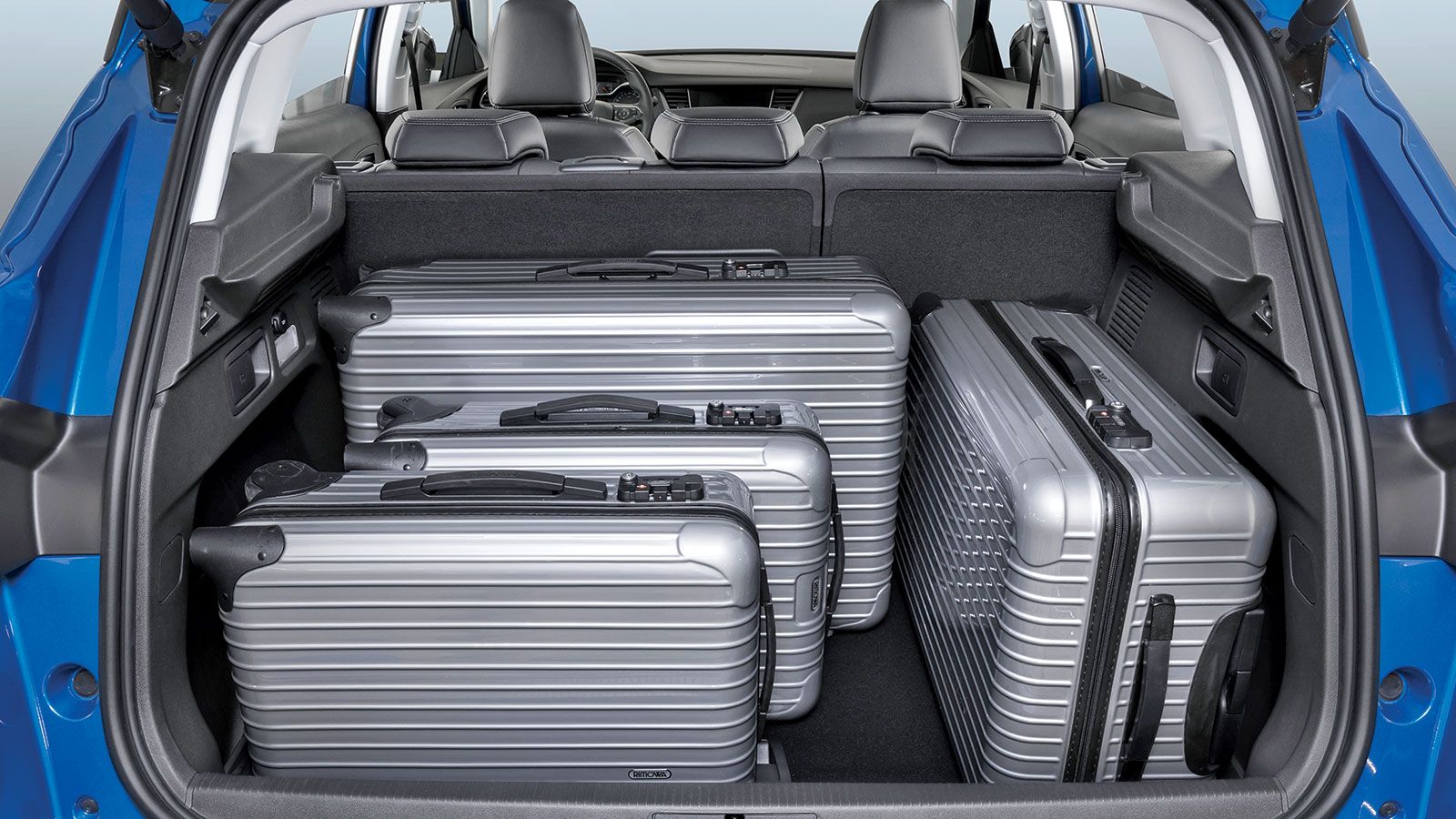 O χώρος αποσκευών έχει διπλό πάτωμα και χωρητικότητα 514 λτ. (488 λτ με ρεζέρβα ανάγκης ή με premium ηχοσύστημα DENON), η οποία μπορεί να φτάσει και τ