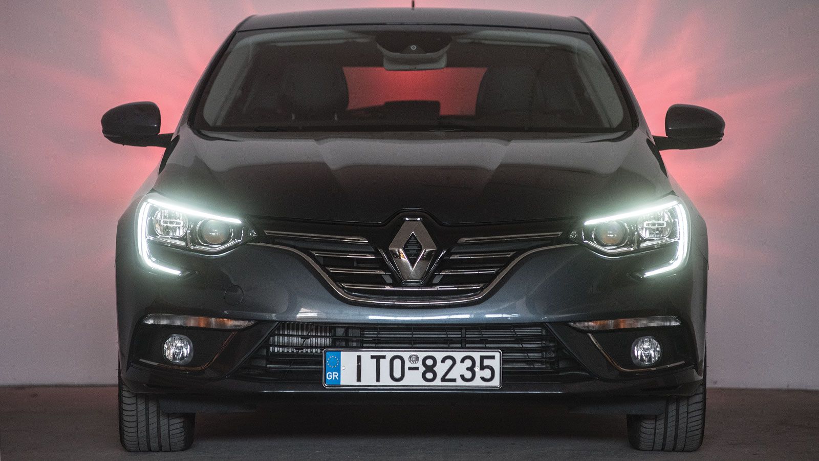 Ιδιαίτερη μνεία πρέπει να γίνει για τα φώτα. Τη νύχτα, όλοι το κοιτούν.