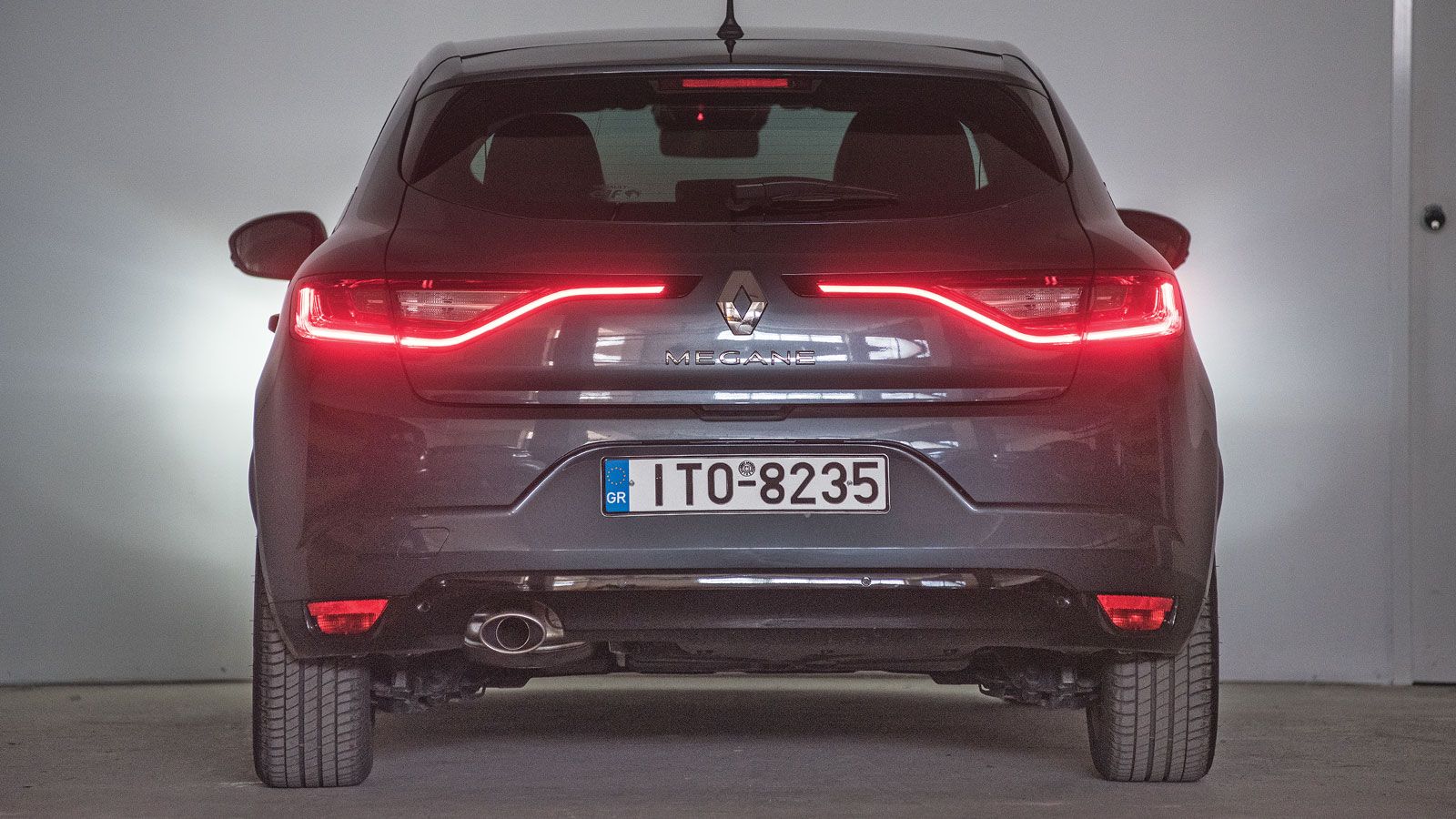 Ιδιαίτερη μνεία πρέπει να γίνει για τα φώτα. Τη νύχτα, όλοι το κοιτούν.