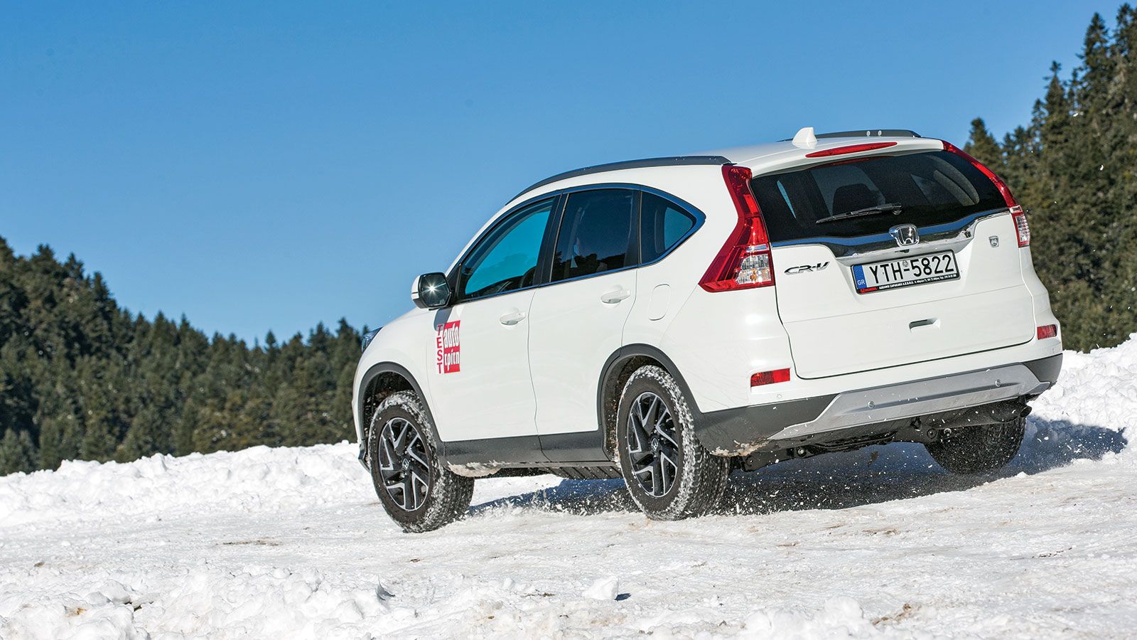 Η ύπαρξη της τετρακίνησης Honda Real Time AWD αυξάνει την πρόσφυση του CR-V τόσο στις στροφές, όσο και σε συνθήκες οδήγησης με μειωμένη πρόσφυση, όπως