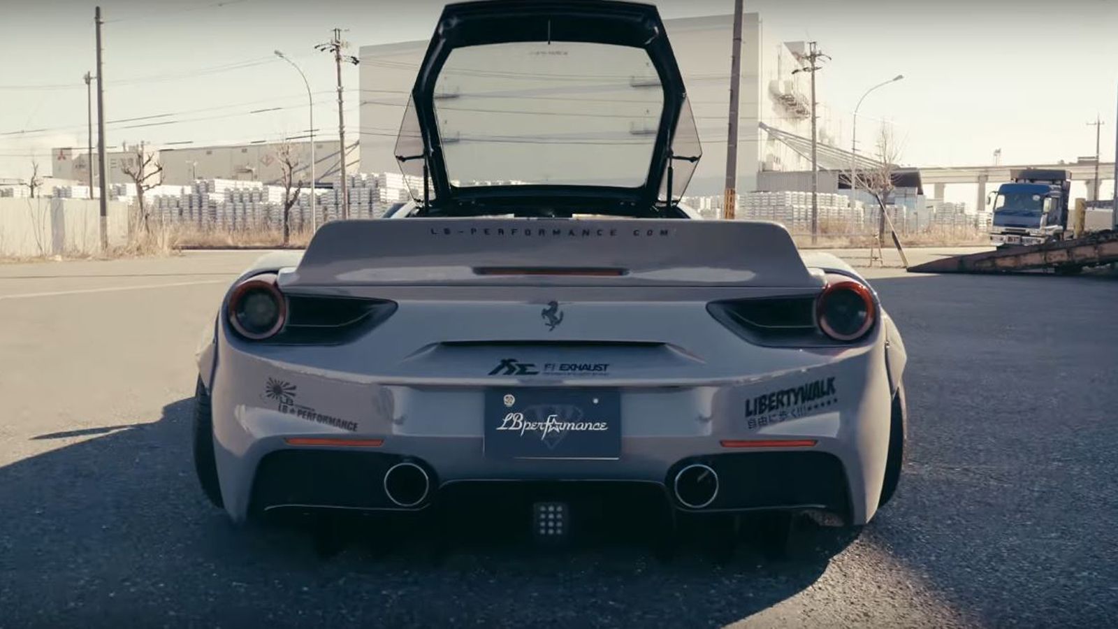 Χαμηλωμένη όσο δεν πάει και με ανοιχτό το καπό, το οποίο φιλοξενεί το θηριώδη κινητήρα.