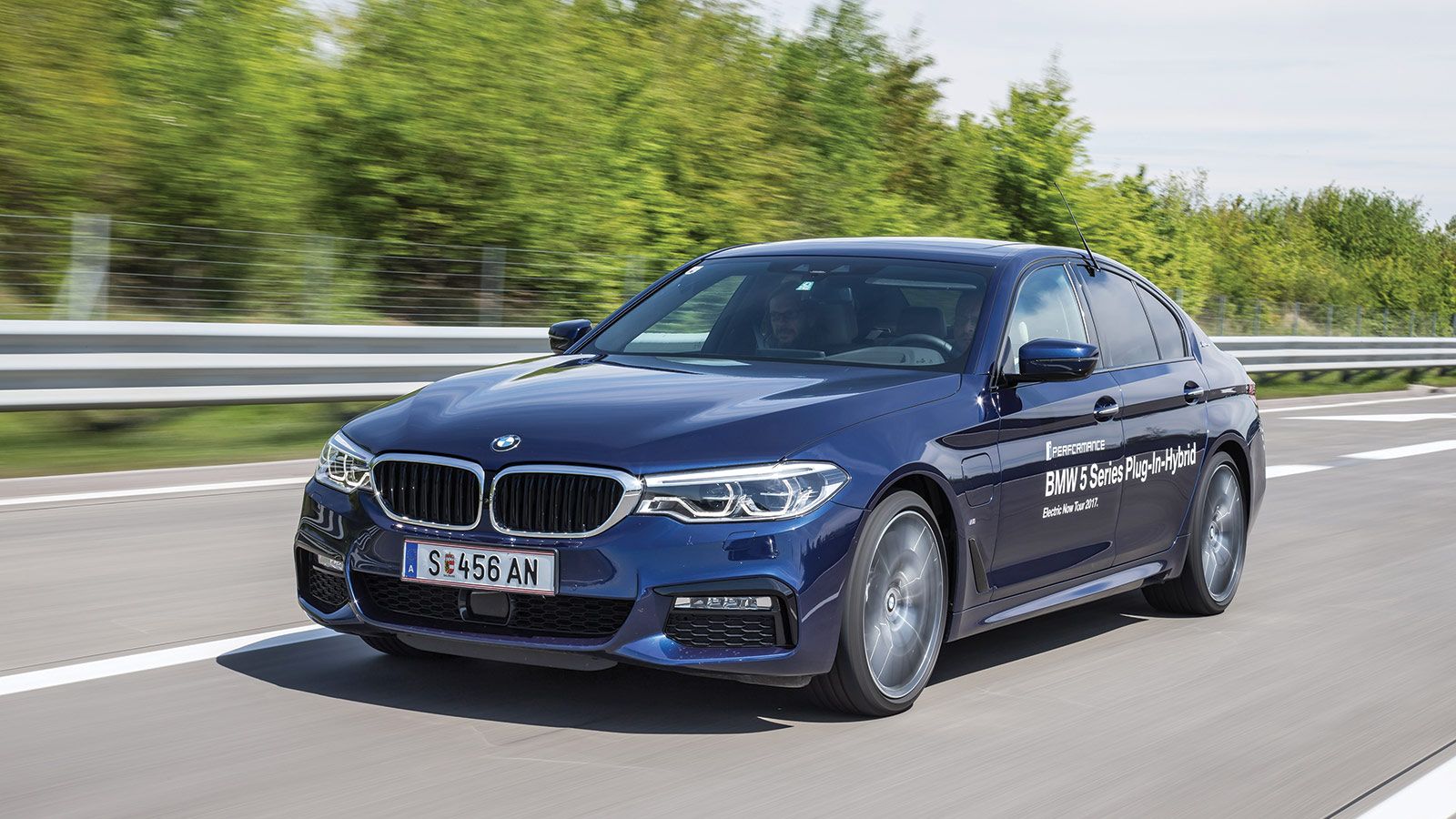BMW 530 - Η 530e iPerformance διαθέτει έναν 2λιτρο βενζινοκινητήρα 184 ίππων και 320 Nm ροπής και σε συνδυασμό με τον ηλεκτροκινητήρα των 95 ίππων και
