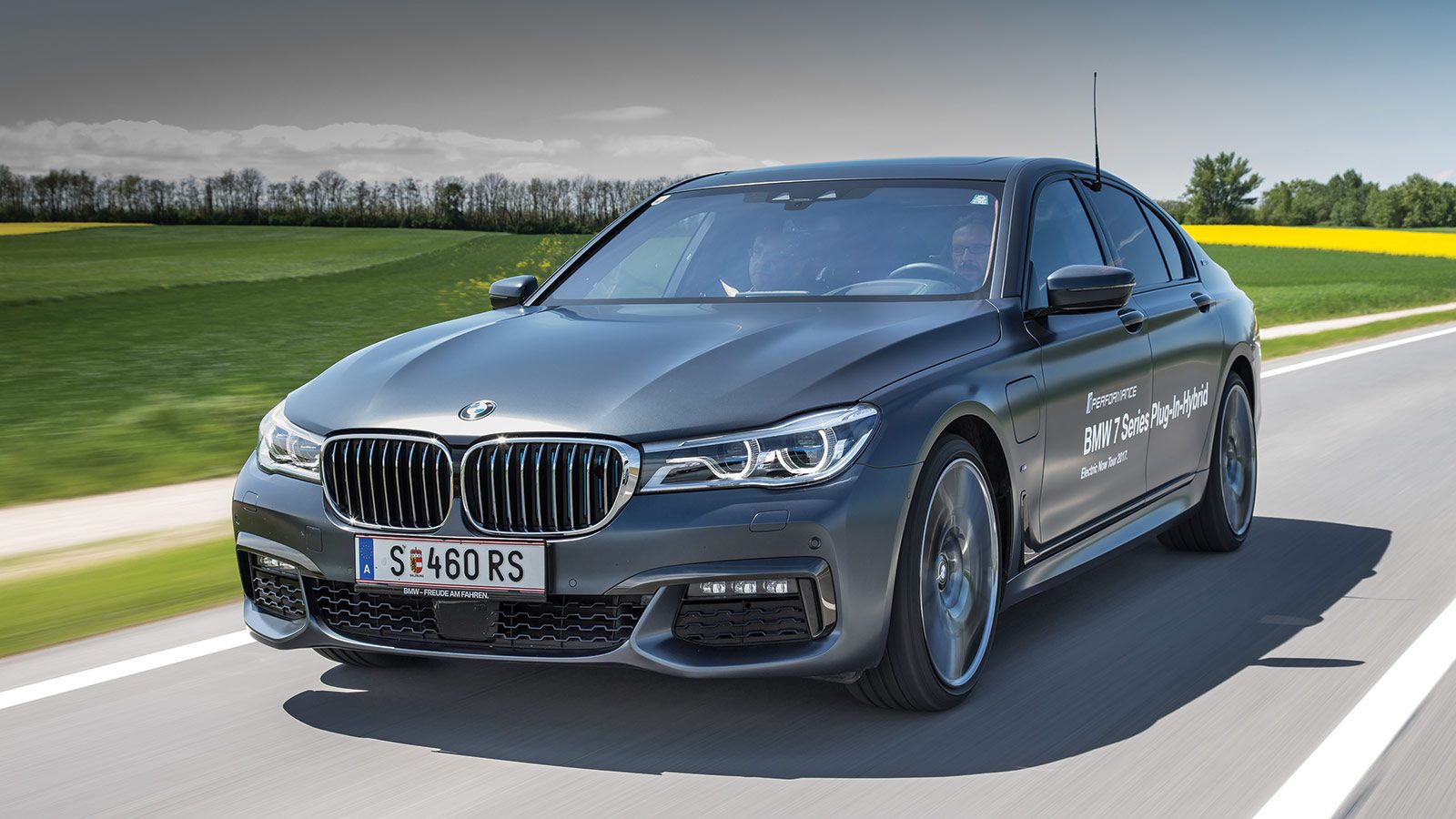 BMW 740 - Η 740e iPerformance 
διαθέτει έναν 2λιτρο twin-turbo 
κινητήρα βενζίνης απόδοσης 258 ίππων και έναν ηλεκτροκινητήρα που αποδίδουν συνδυαστ