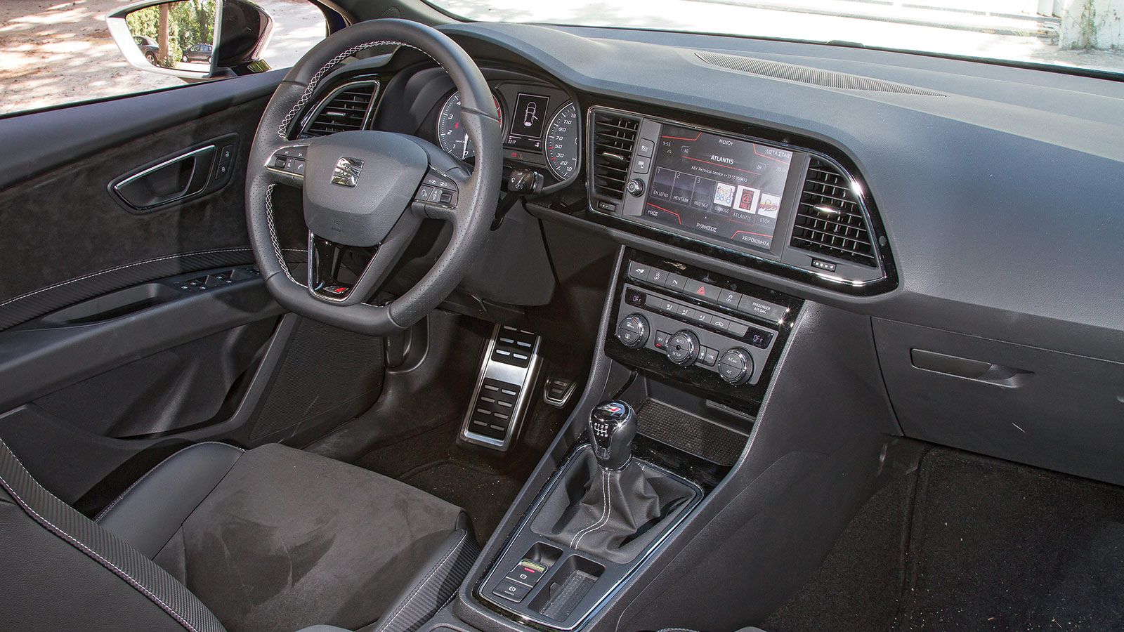 Το εσωτερικό έχει διακριτικό σπορ ύφος με εμφανείς ραφές στο τιμόνι και κάθισμα σε συνδυασμός αλκαντάρα/δέρμα. 