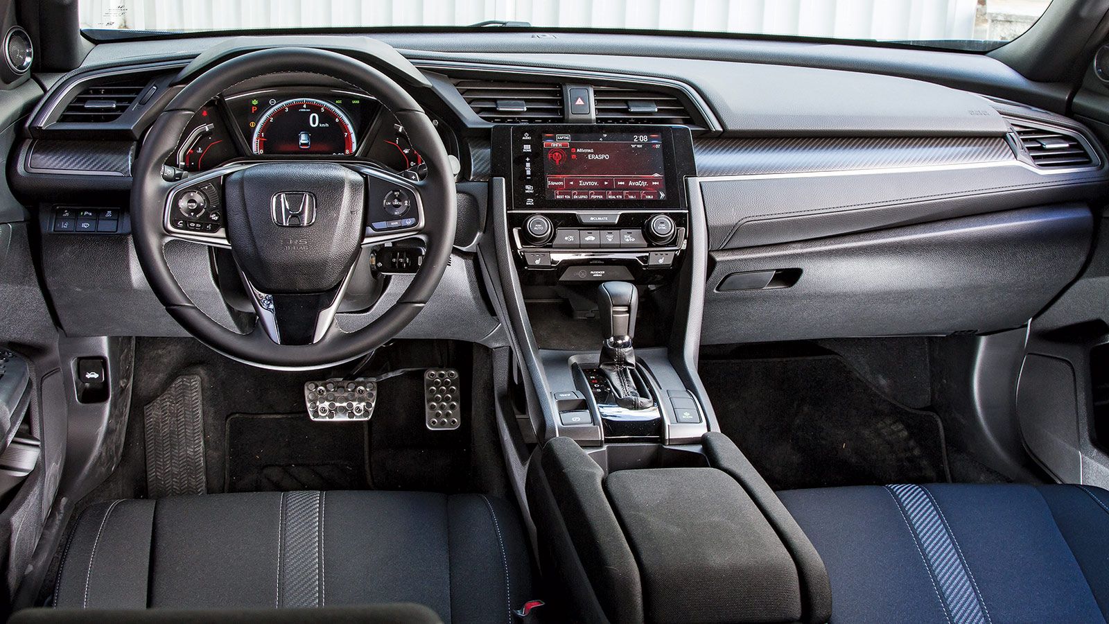 Το εσωτερικό του νέου Honda Civic ξεχωρίζει για την σύγχρονη και όμορφη εικόνα του αλλά και την ποιότητα κατασκευής του που βρίσκεται σε πολύ καλά επί
