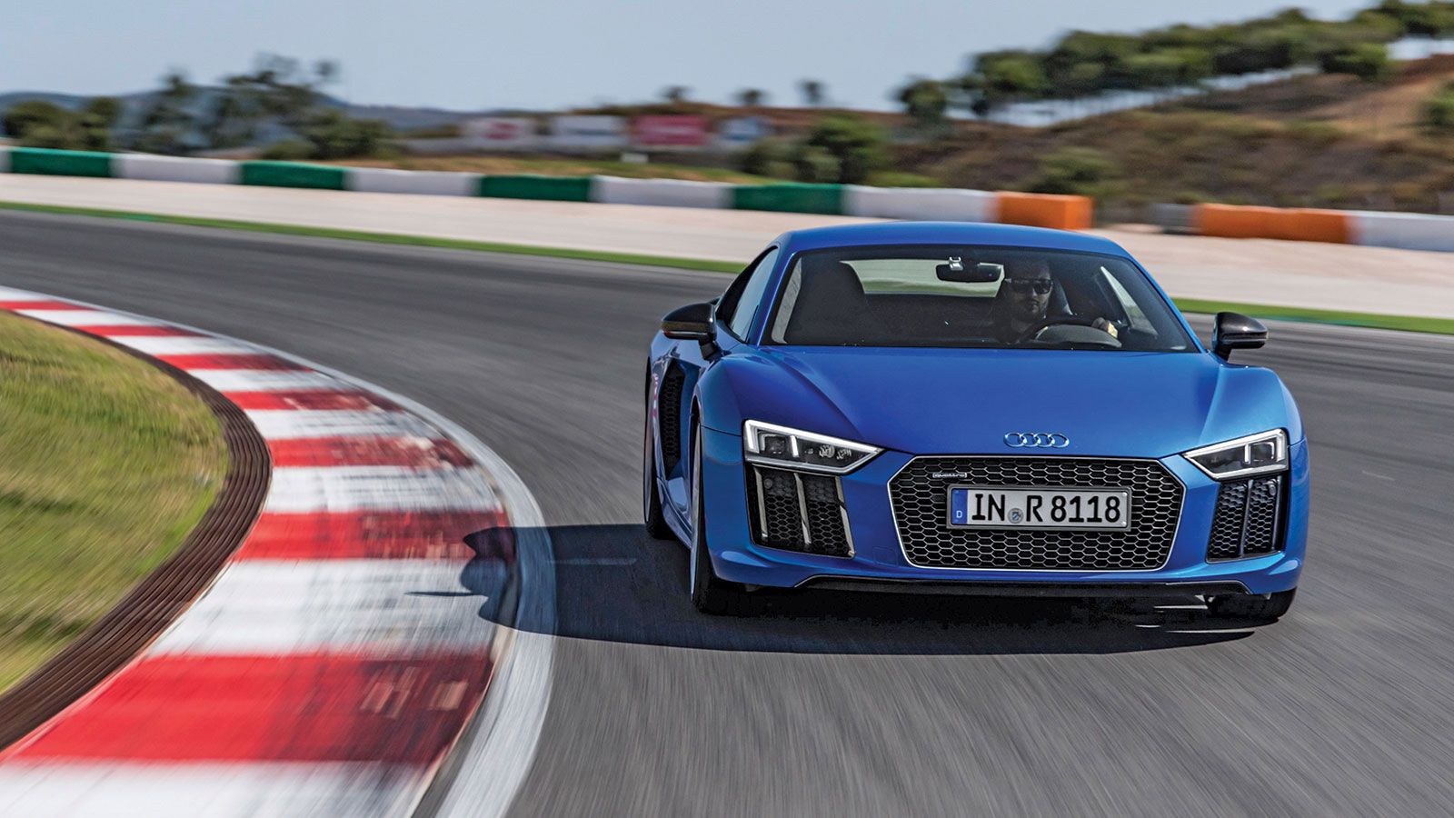 Με τιμή 272.400 ευρώ το R8 Coupe των 540 ίππων είναι σχεδόν αδύνατο να αποκτηθεί από κοινούς θνητούς. Ωστόσο είναι εφικτή η εμπειρία οδήγησής του με ε