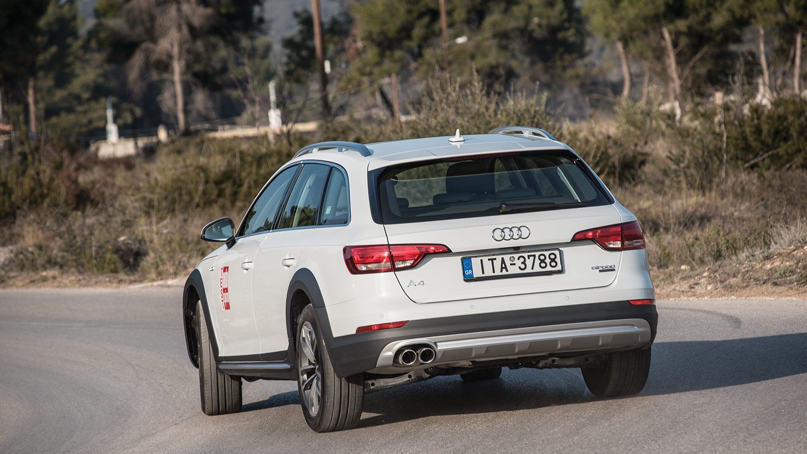Το A4 allroad quattro εισάγεται στη χώρα μας αποκλειστικά με τον δίλιτρο κινητήρα TDI του ομίλου στην απόδοση με τους 190 ίππους και με το κιβώτιο διπ