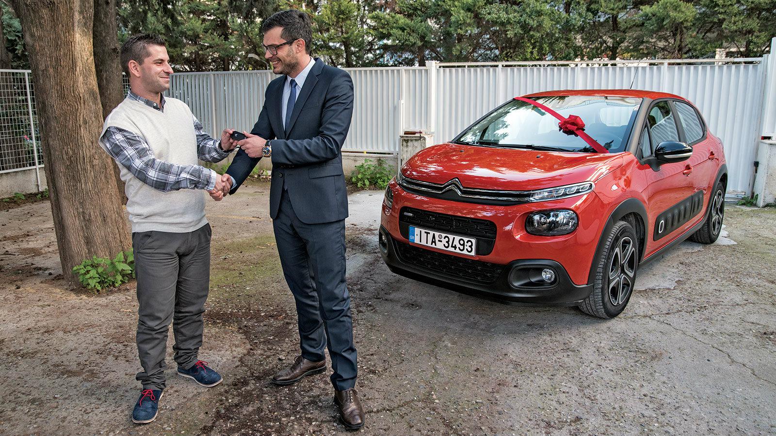 Ο Υπεύθυνος Δημοσίων Σχέσεων της Citroen κ. Γιάννης Καραβάς παρέδωσε το κλειδί στον νικητή και έπειτα έκανε μια μίνι παρουσίαση του C3 στο τυχερό ζευγ