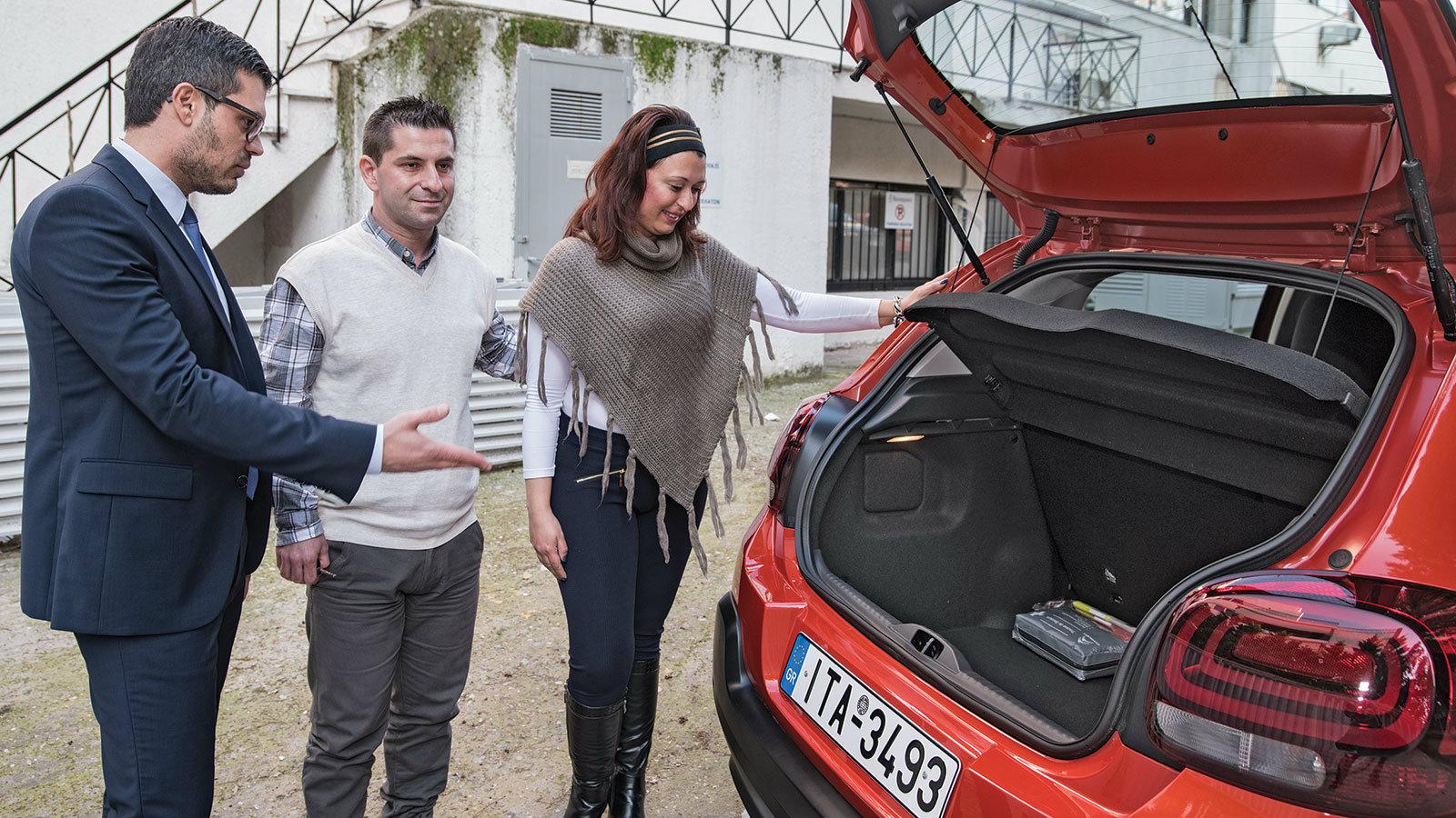 Ο Υπεύθυνος Δημοσίων Σχέσεων της Citroen κ. Γιάννης Καραβάς παρέδωσε το κλειδί στον νικητή και έπειτα έκανε μια μίνι παρουσίαση του C3 στο τυχερό ζευγ