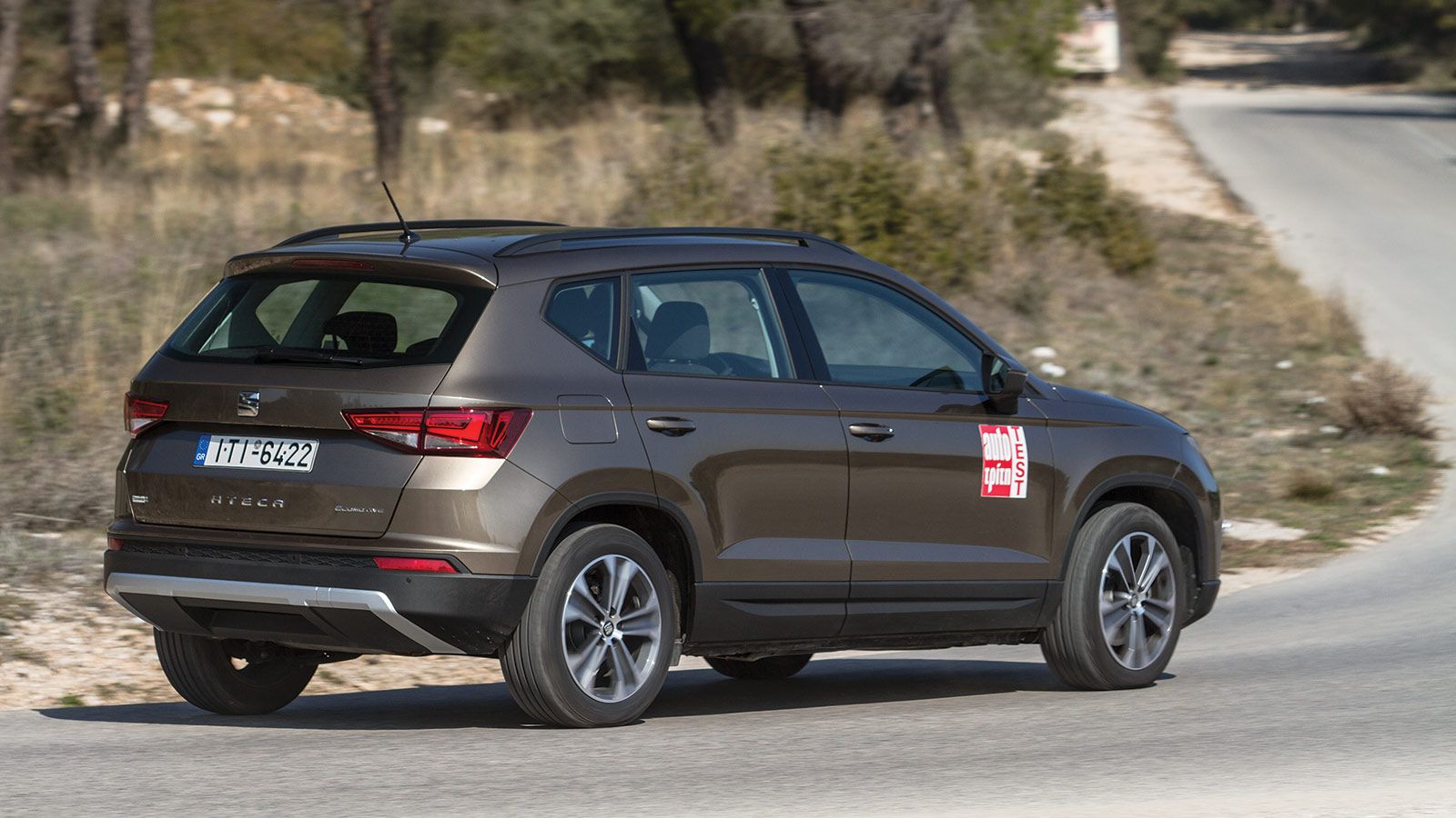 Ακόμη και το πετρελαιοκίνητο SEAT Ateca δεν κρύβει τις οδηγοκεντρικές του διαθέσεις, όμως λόγω επιπλέον βάρους είναι κάπως πιο νωθρό από το 1,0 ECO TS