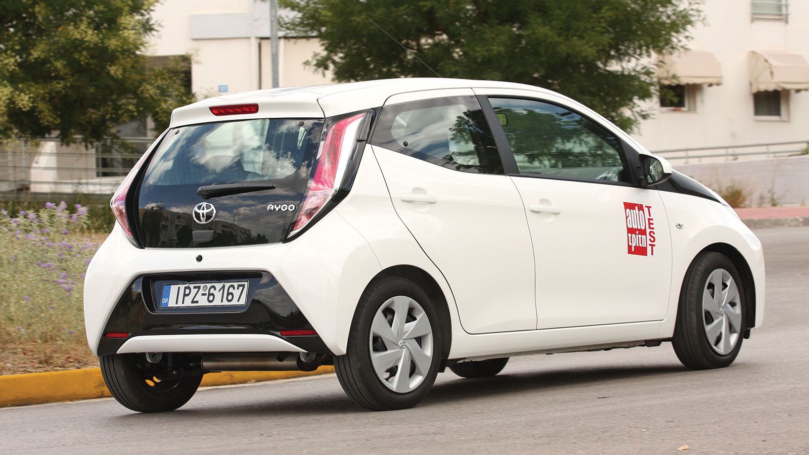 Το μίνι της Toyota αφήνει τις καλύτερες εντυπώσεις χάρη στον ασφαλή και ιδιαίτερα προβλέψιμο τρόπο με τον οποίο κινείται.
